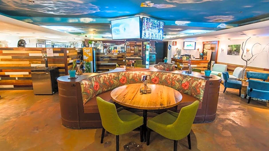 DoubleTree by Hilton Alana Waikiki Beach