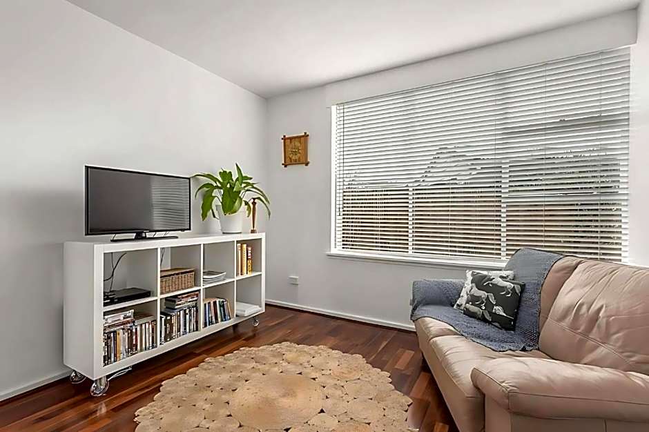 Modern City-Fringe Apartment in New Town