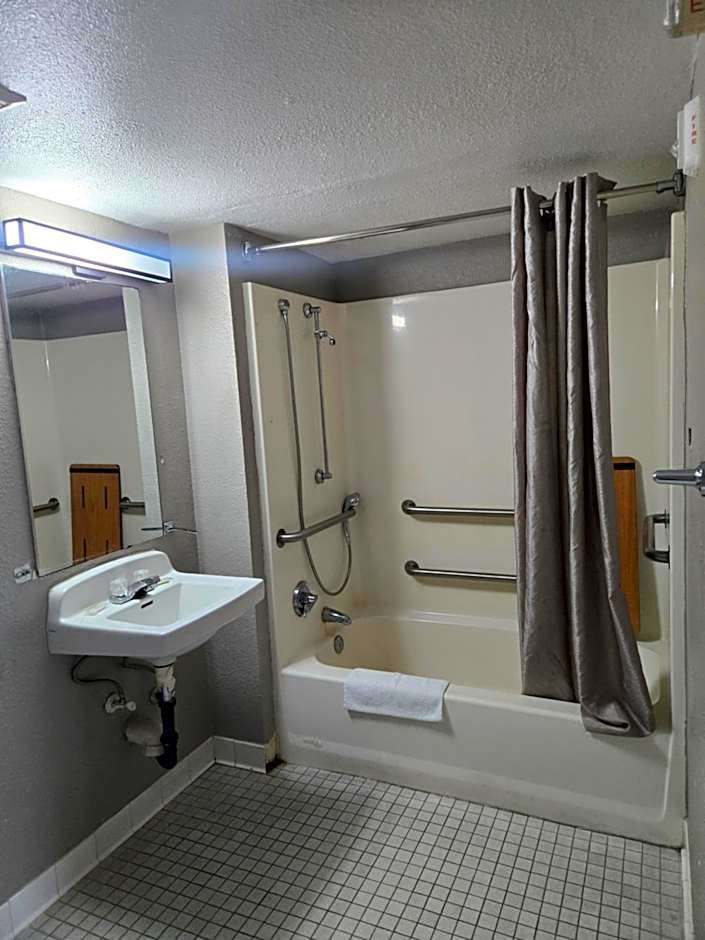 Super 8 by Wyndham Tracy