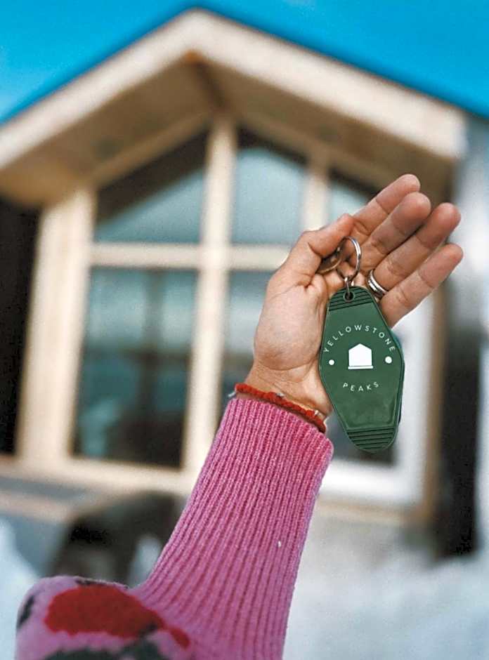 Yellowstone Peaks Hotel