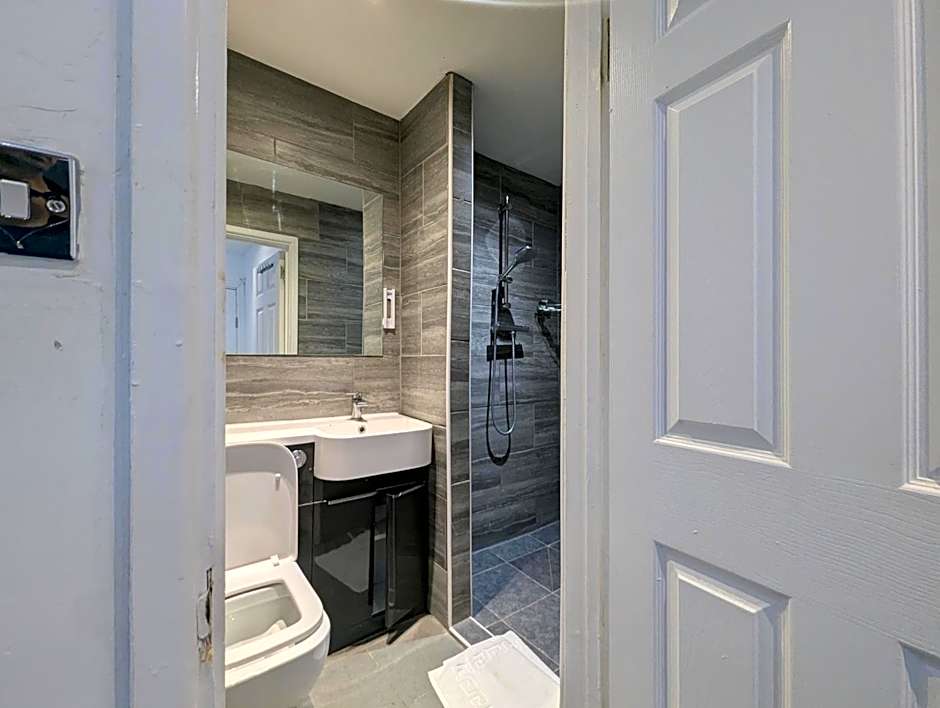 OYO Firs Lodge London Heathrow