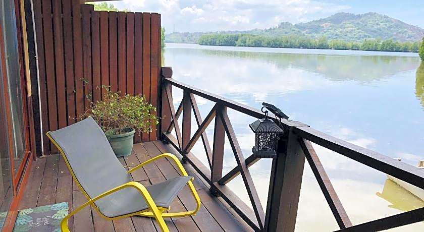 Gayang friendly water house homestay