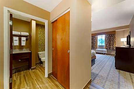 Deluxe King Room - Non-Smoking