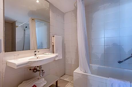 DOUBLE OR TWIN WITH BALCONY 3 ADULTS