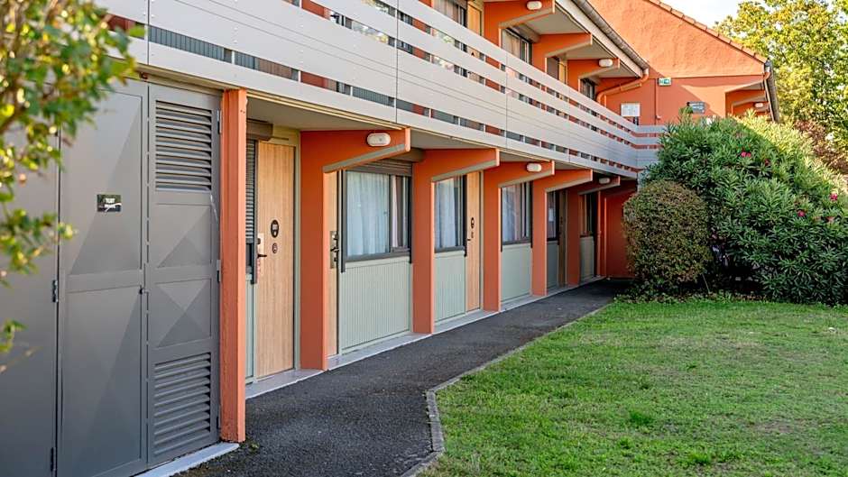 Campanile Les Ulis Hotel