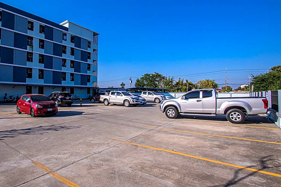 Salinsiri at ladkrabang