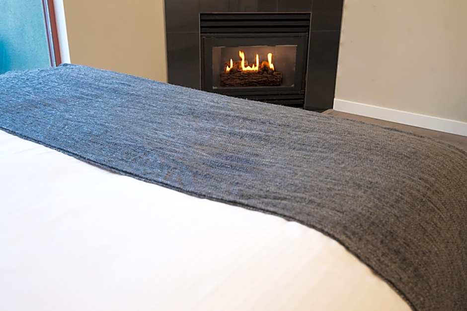 Alpenglow Lodge Sunny Studio with Sitting Area by MVA