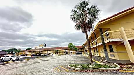 Townhouse Garden Inn & Suites San Antonio I 35