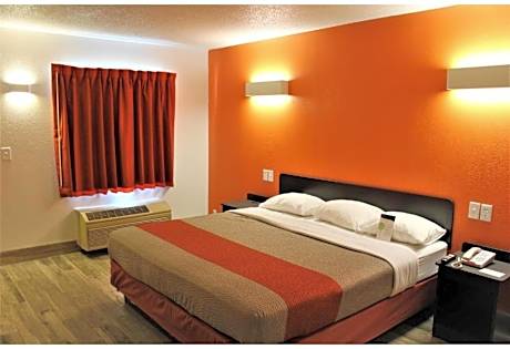 1 King Bed | Smoking, Micfridge