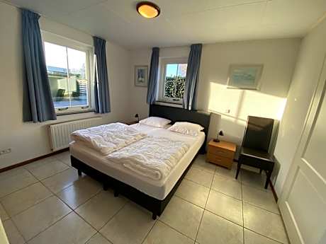 Deluxe Four-Bedroom Bungalow (8 adults)