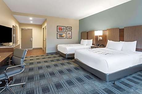 Queen Room with Two Queen Beds and Bath Tub - Mobility Accessible/Non-Smoking