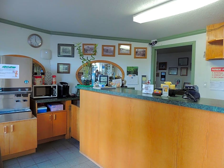 100 Mile Motel & RV Park