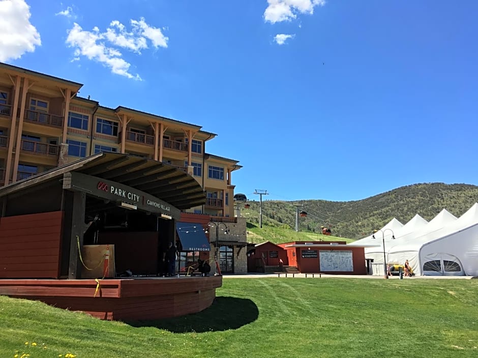 Sundial Lodge Larger Penthouse by Canyons Village Rentals