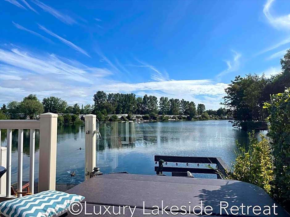 Lakeside Retreat With Hot Tub & Fishing Peg at Tattershall Lakes Country Park