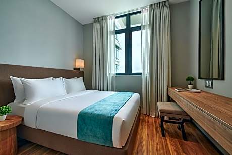 Superior Apartment with One Queen Bed and Two Single Beds