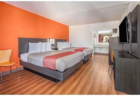 2 Queen Beds | Smoking, Micfridge