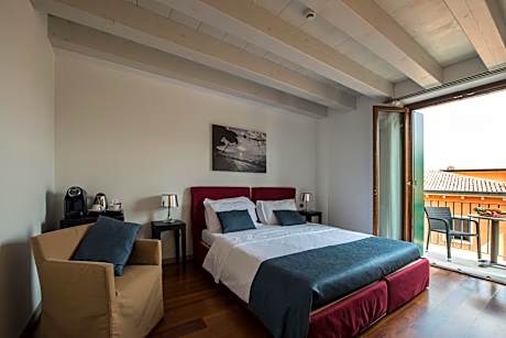 Deluxe Double Room with Partial Lake View