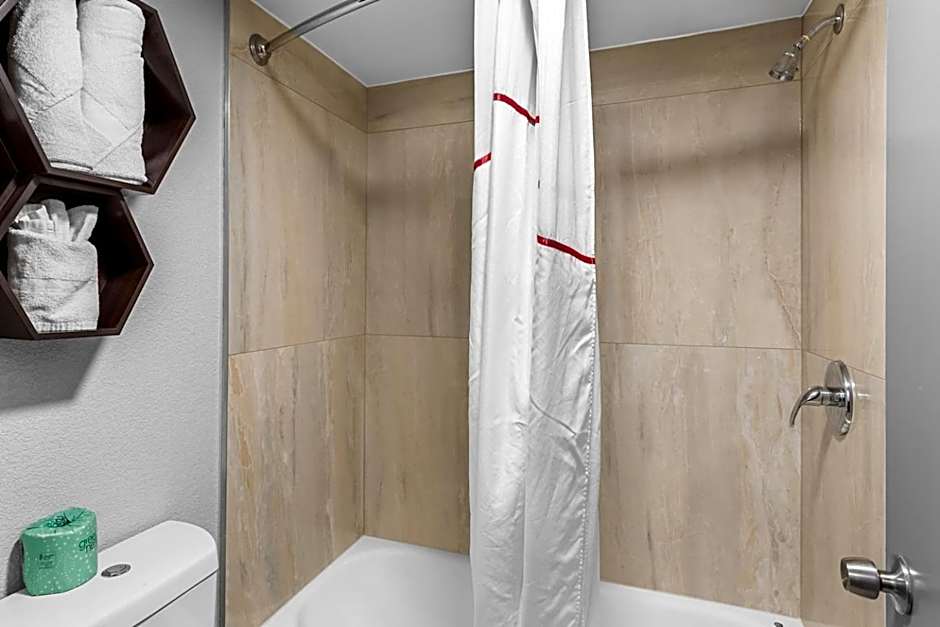 HomeTowne Studios by Red Roof Richmond - Airport Sandston