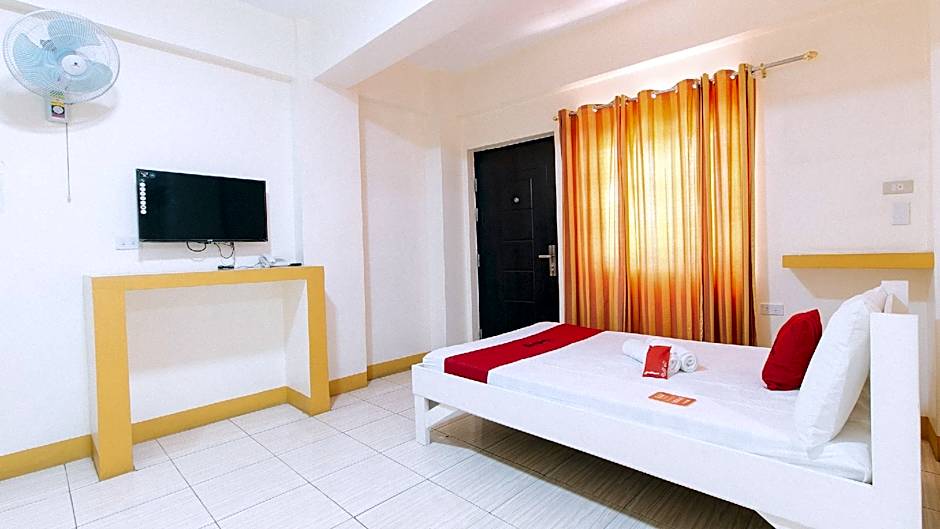 RedDoorz @ Golden Skye Hotel Guagua