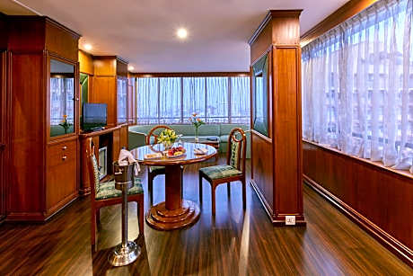 Executive Suite with bathtub & 10% Discount on Food & Beverages