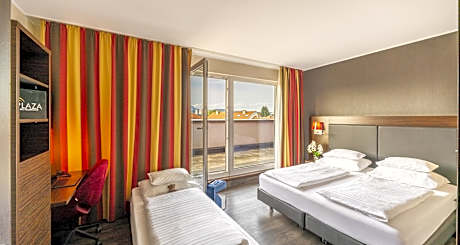 1 Double 1 Single Comfort Room Air-Conditioned Laptop Safe Can Convert To Two Single Beds Work Desk