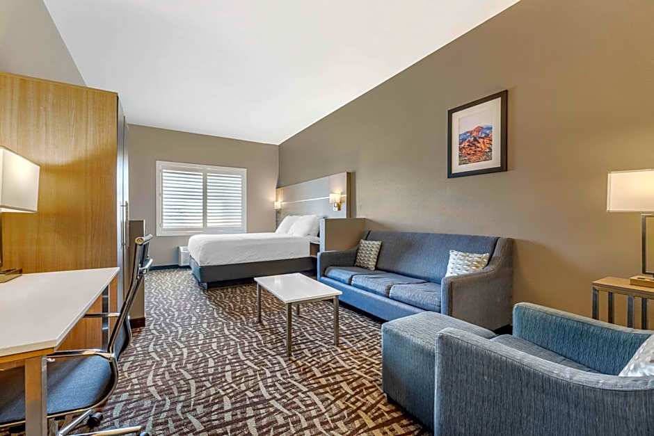 Best Western Plus Lake Elsinore Inn & Suites