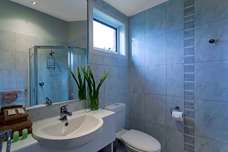 1 Queen And 1 Single, Non-Smoking, Reverse Cycle Air Conditioning, Flat Screen Television, Wi-Fi, Ki