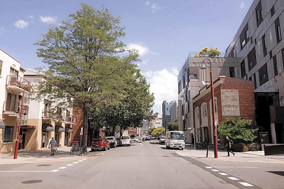 Inner-city 2 bedroom apartment - perfectly located