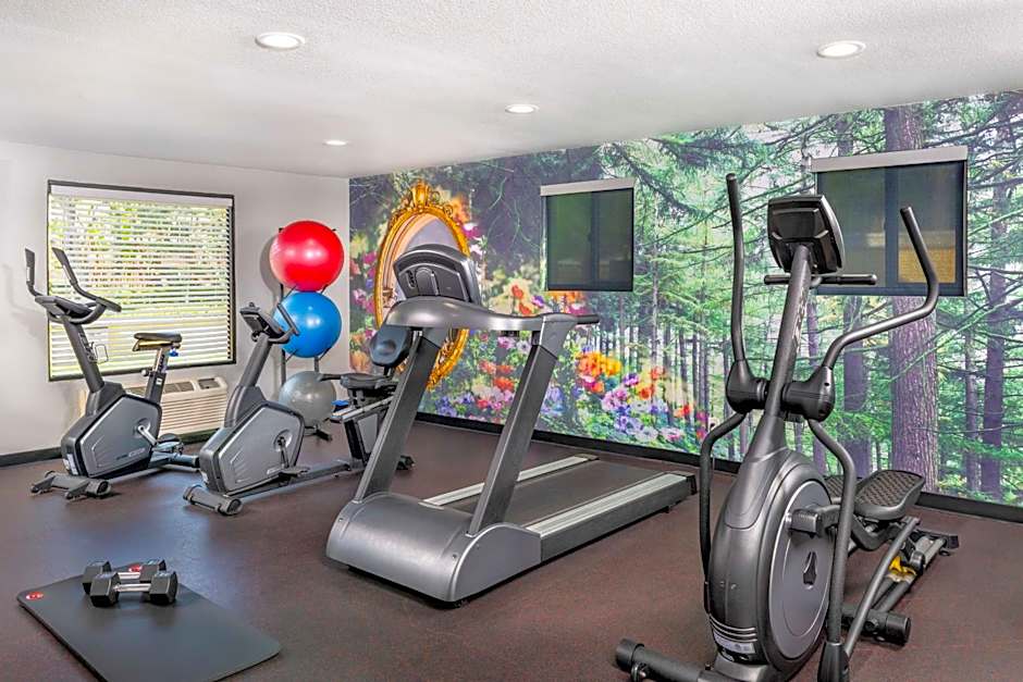 Best Western Plus Raffles Inn & Suites