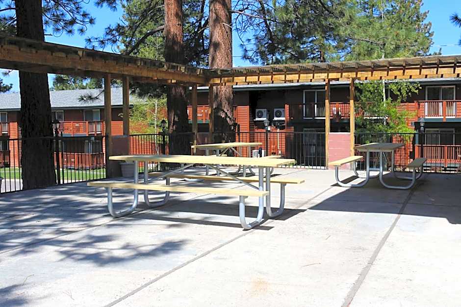 Bluelake Inn @ Heavenly Village