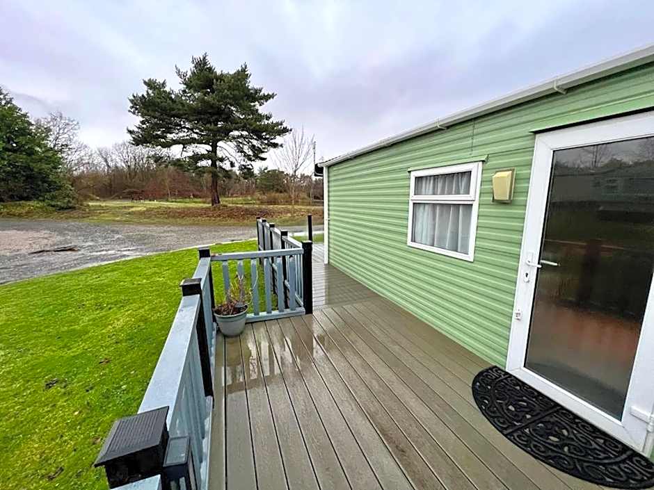 2 Bedroom Lakeview Lodge - Ensuite & Balcony Deck