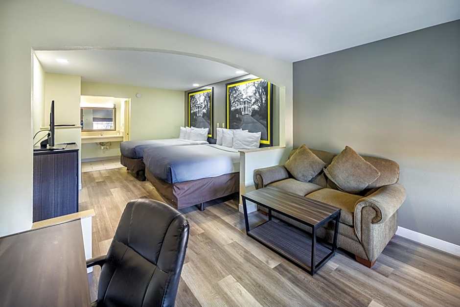 Super 8 by Wyndham Jackson MS Near the Fairgrounds