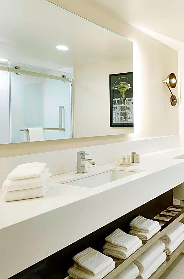 Renaissance by Marriott St. Louis Airport Hotel
