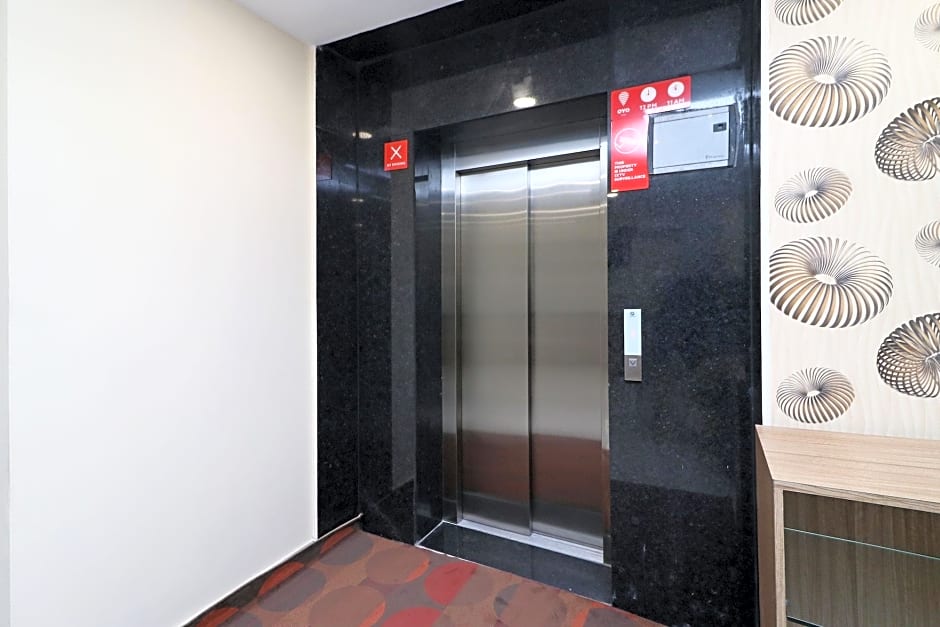 11611 Royal Palace Inn