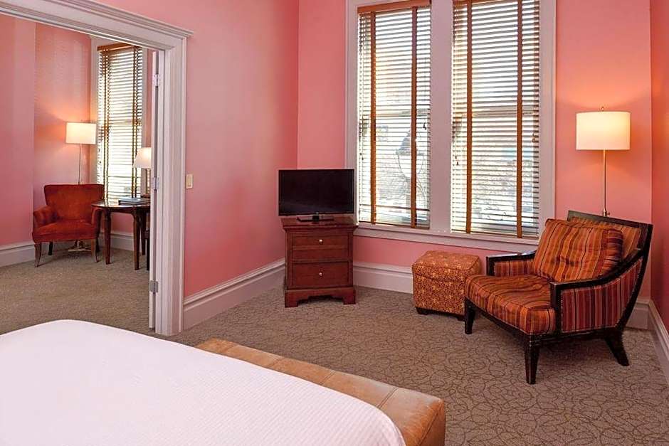 Photo 1 of 2 of Parlor 1 King Bed Suite