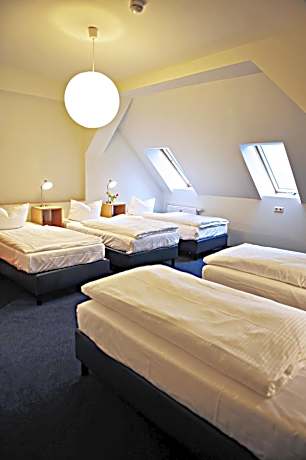 Quintuple Room
