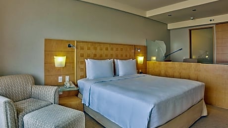 King Bed Executive Room with Breakfast and Happy Hour at the Executive Lounge