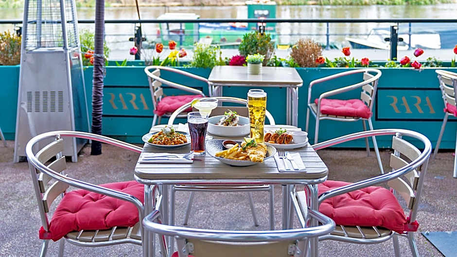 Uno Thames Hotel