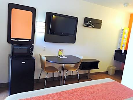 1 Queen Bed | Mob Acc RI Shwr Nsmk Micfridg