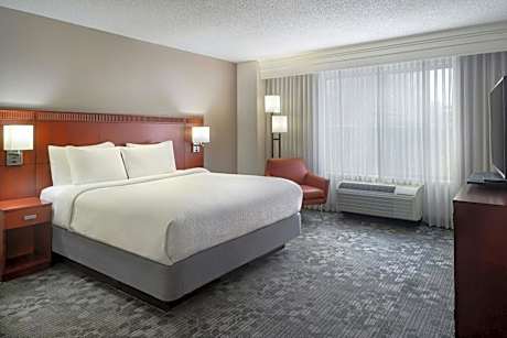Suite with Two Queen Beds and Adapted Tub - Mobility and Hearing Accessible