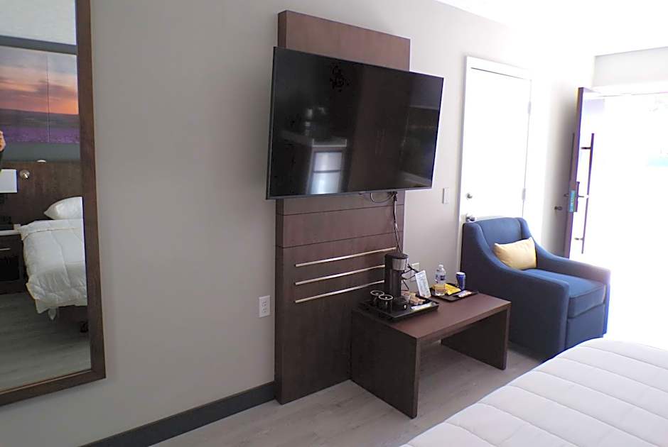 Luxor Inn & Suites, a Travelodge by Wyndham