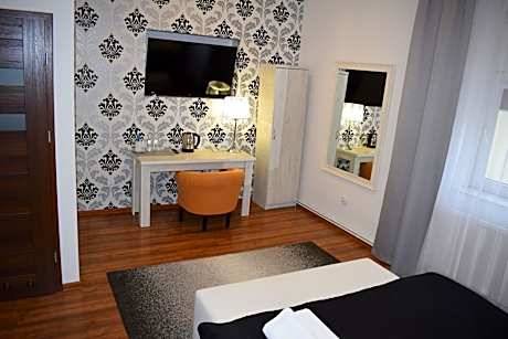 Deluxe Double Room with Shower 102