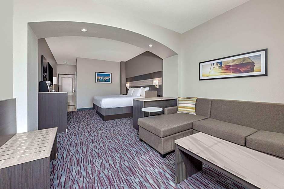 La Quinta Inn & Suites by Wyndham Allen At The Village
