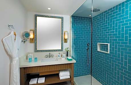 King Paradise Swim-Up Suite