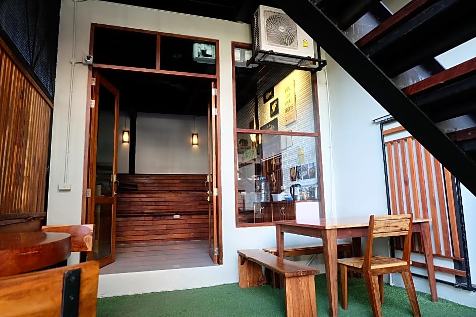 Lipe - Bloom Cafe and Hostel
