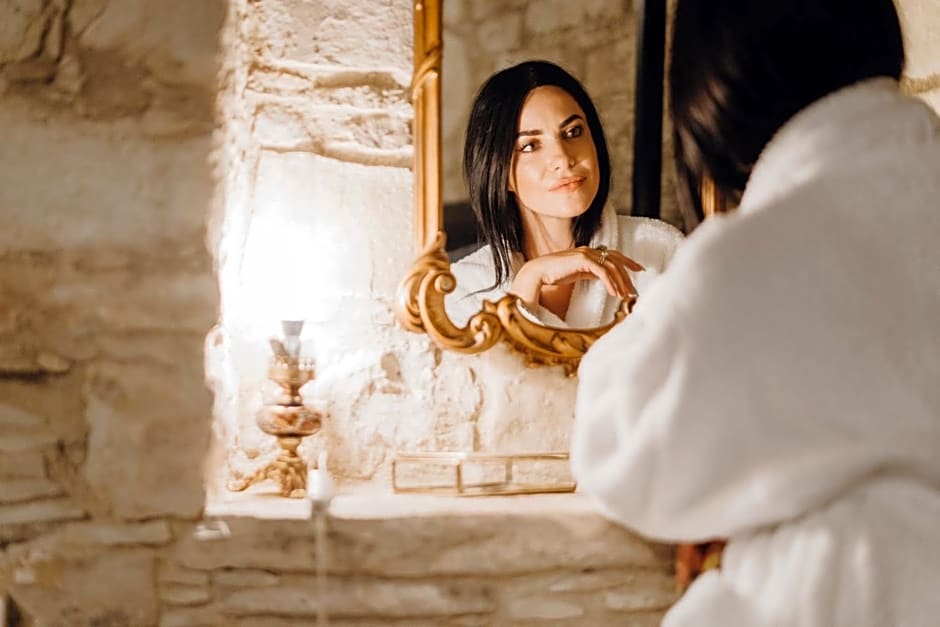 Oinou Strata - Adults Only