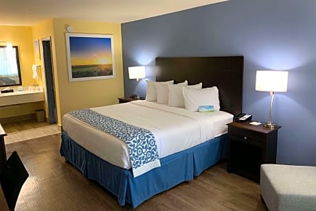 2 Queen Beds Smoking Room Microwave And Mini-Refrigerator Full Breakfast