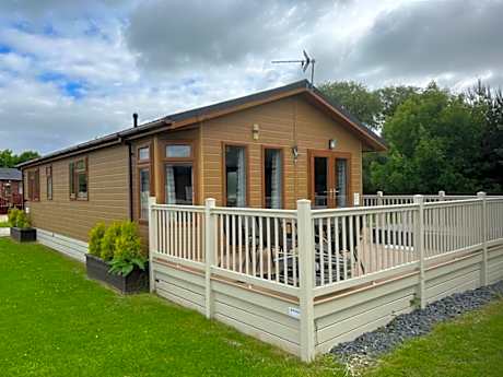 Kingfisher Lodge with Hot Tub