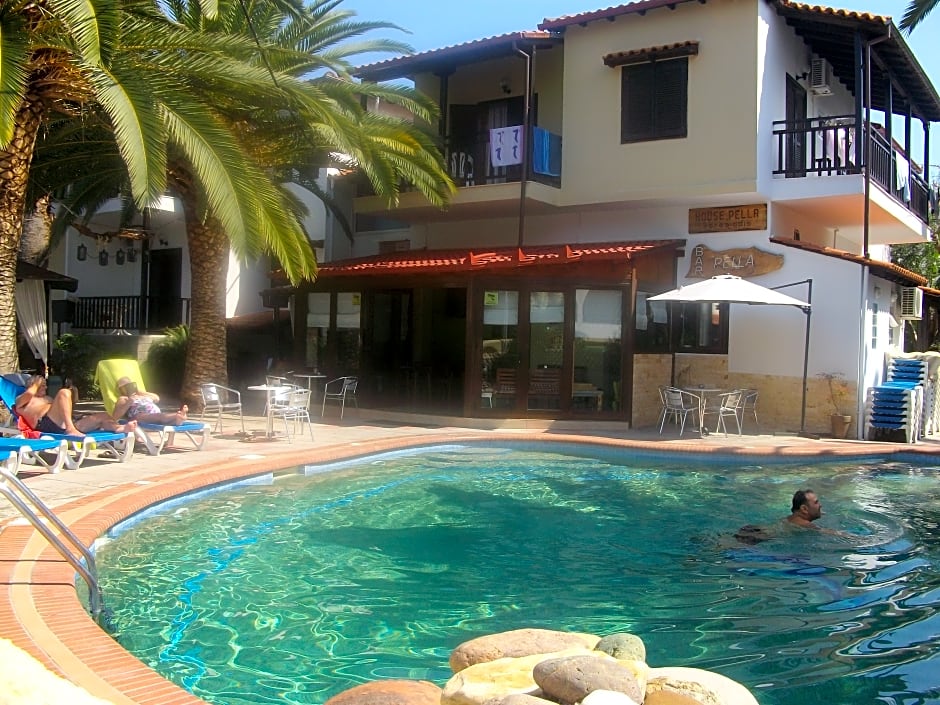 Pella House Studios & Apartments