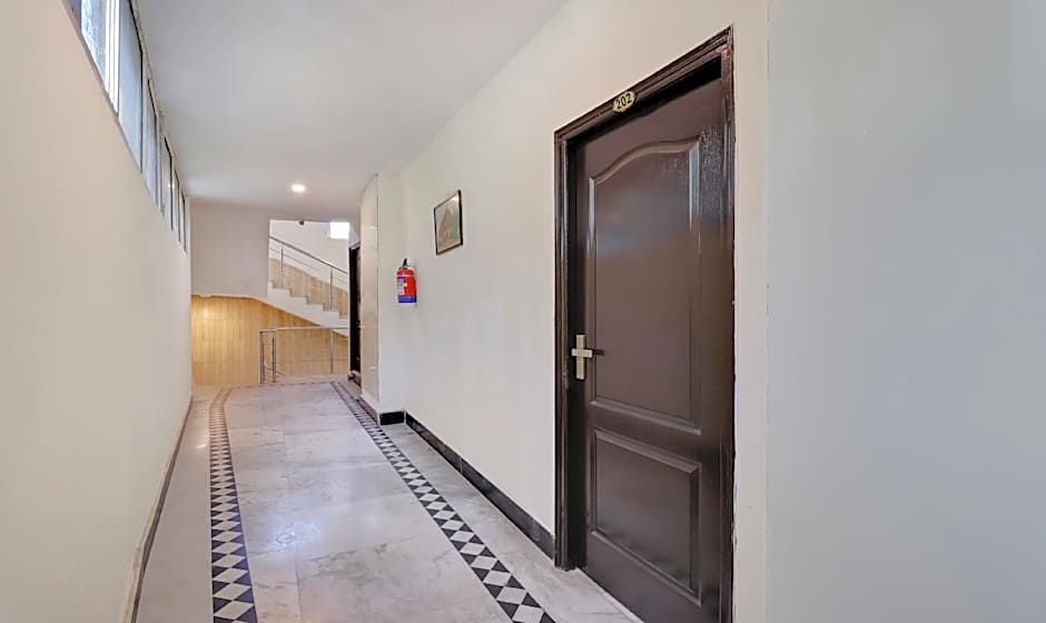 Treebo Mayur, Mall Road